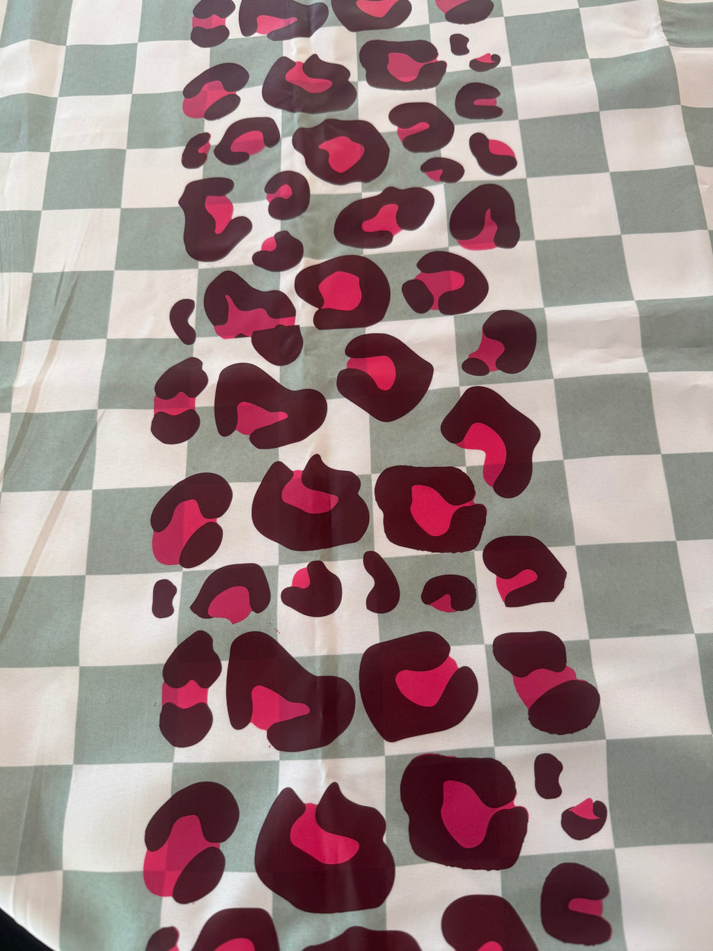 nappe avec un chemin de table léopard