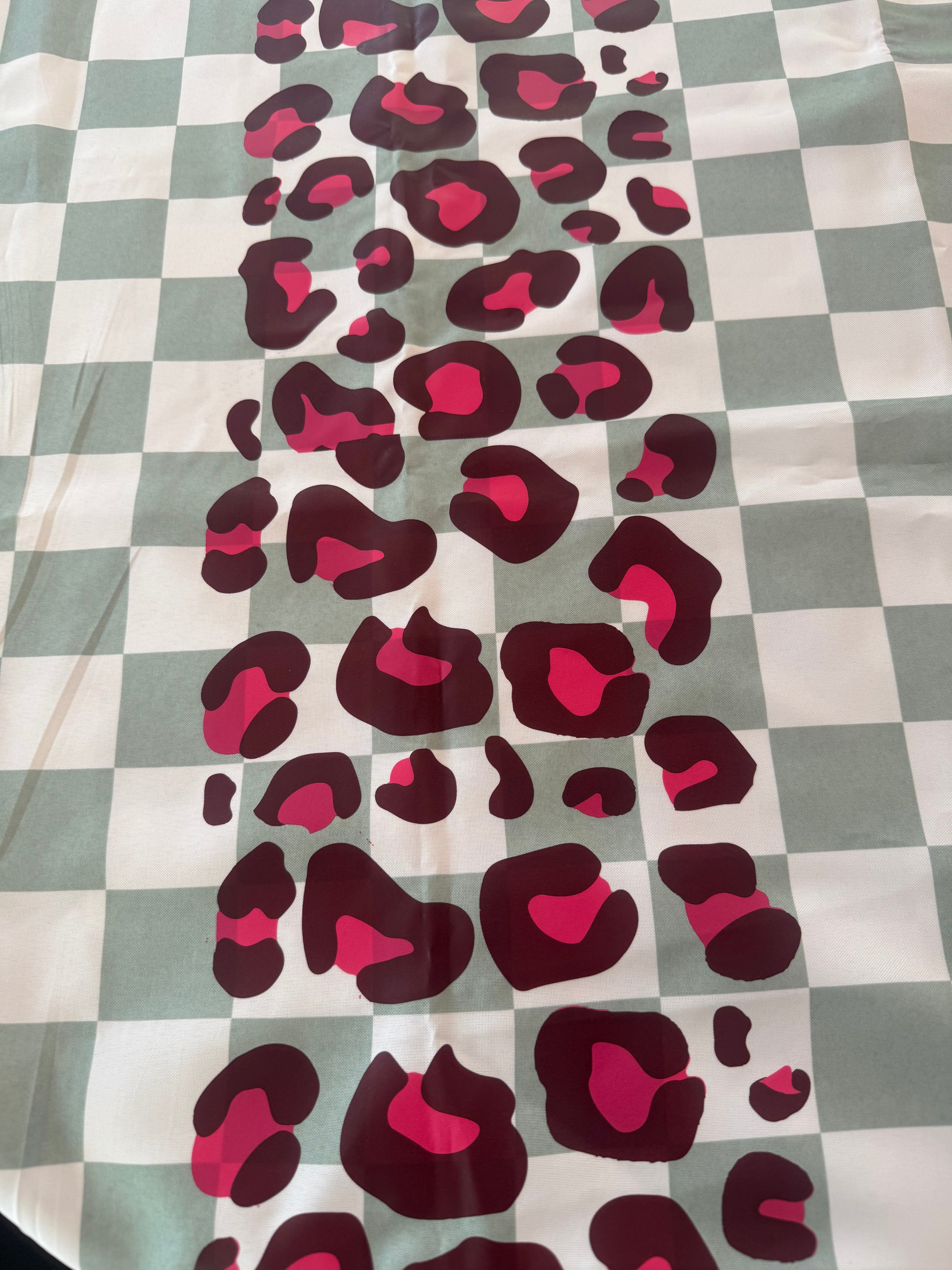 nappe avec un chemin de table léopard