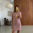 Robe d'été rose poudré Hey Hey avec motif éclair doré, photographiée lors d'un shooting studio