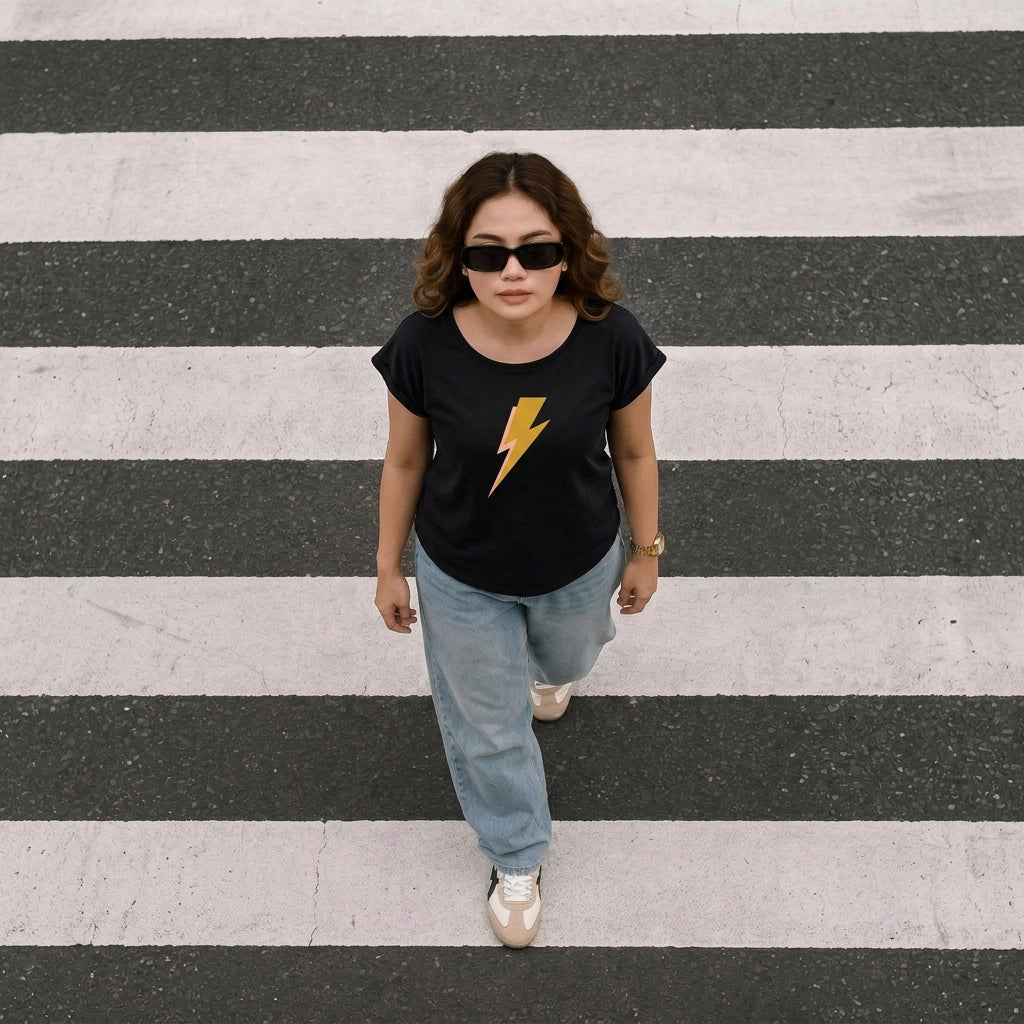 T-shirt noir pour femme à motif éclair, présenté dans une photo d'ambiance décontractée